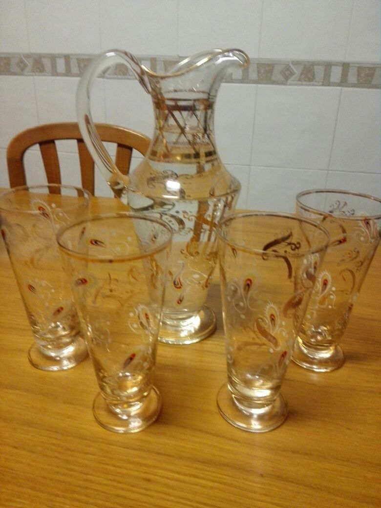 Conjunto de copos e jarro