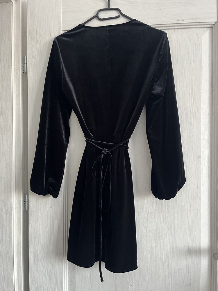Zara czarna aksamitna welurowa sukienka kopertowa rozmiar S