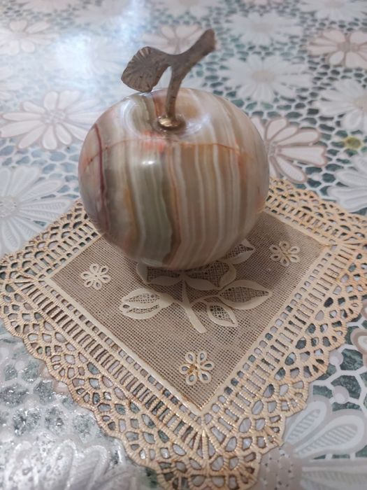 Яблоко-сувенир из оникса.