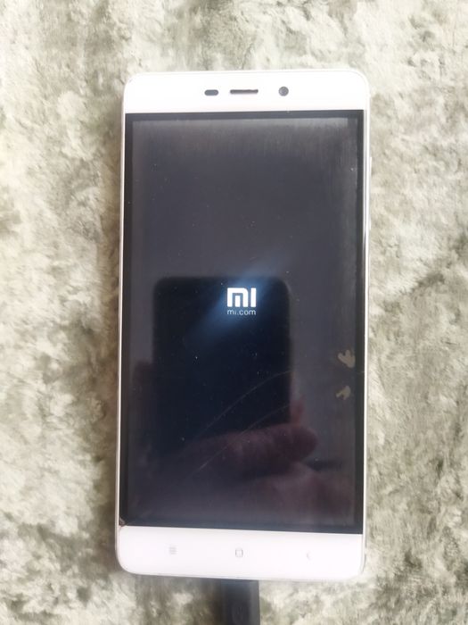 Смартфон Xiaomi БУ.. и Хуавей кнопочный.БУ