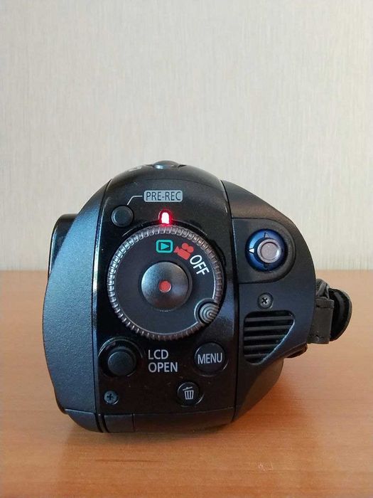 Продам видеокамеру Panasonic HDC-SD5 в идеальном рабочем состоянии.