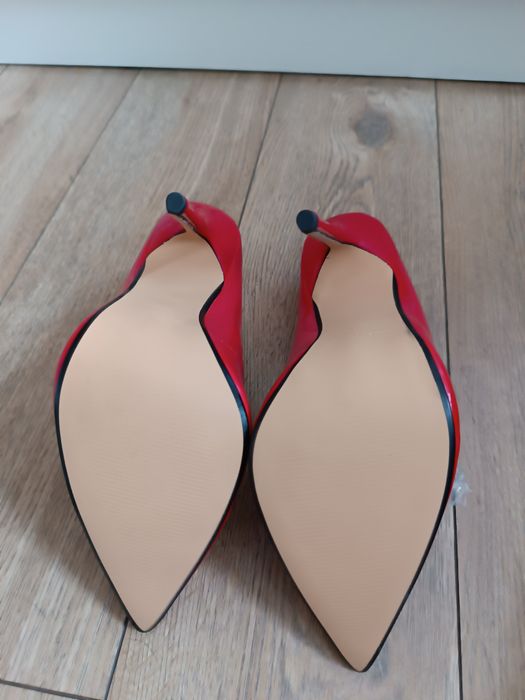 Czerwone lakierowane szpilki