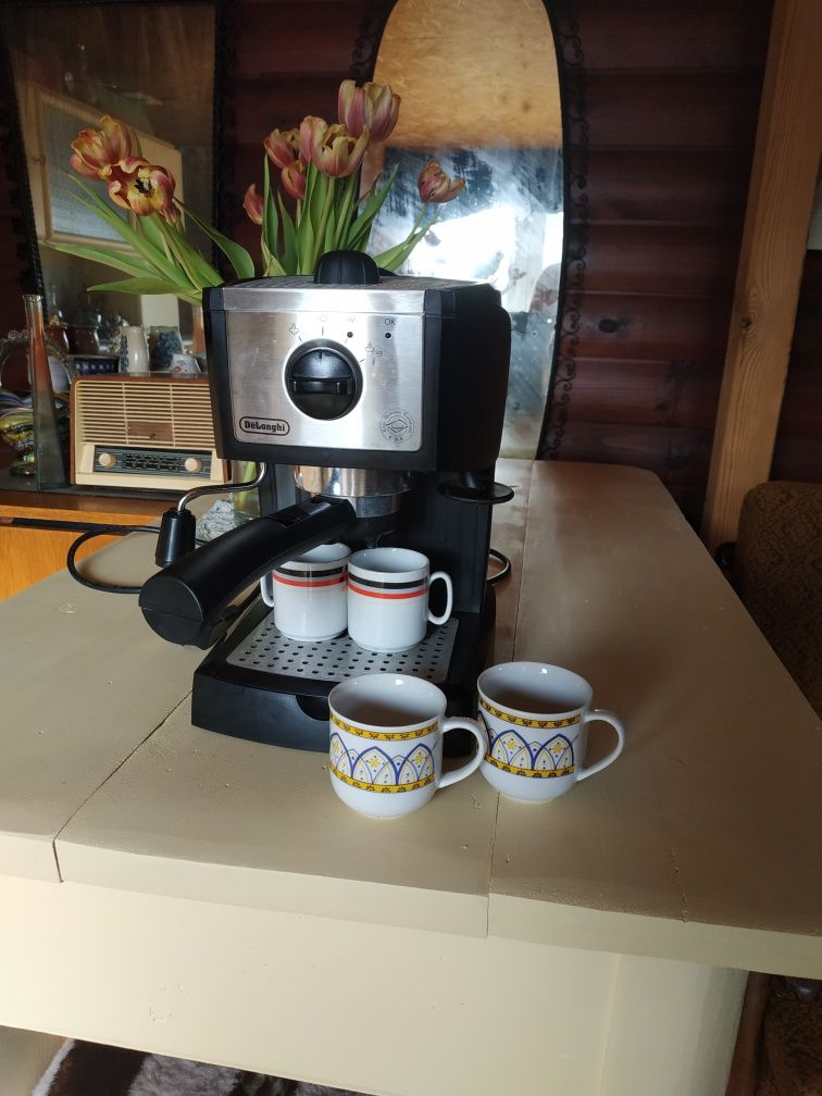 Ekspres ciśnieniowy kolbowy DeLonghi EC155 15BAR 4 filiżanki porcelana