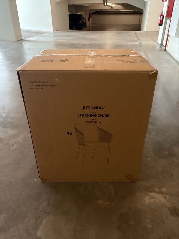 Conjunto de 4 cadeiras de exterior por estrear