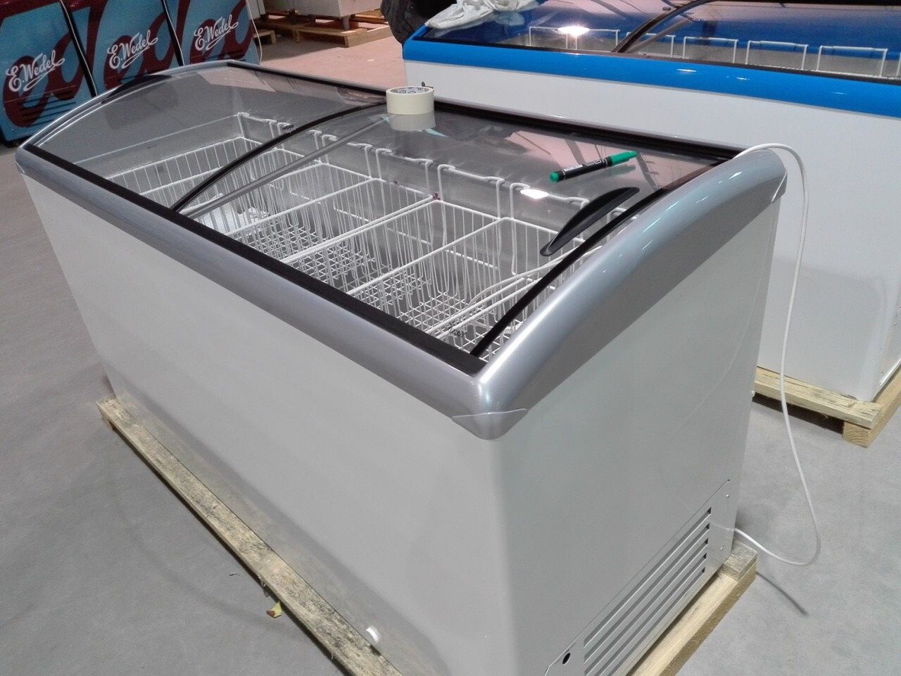 Холодильне обладнання Морозильні скрині Холодильні вітрини