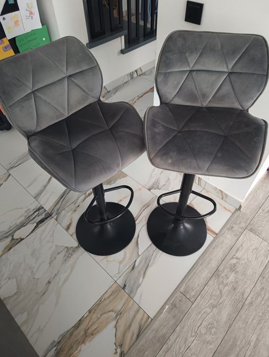 Dwa chokery krzesła szare czarne nogi