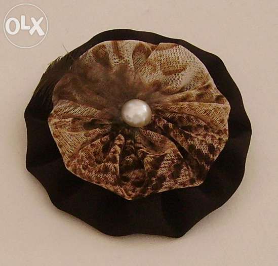 Pregadeira castanha com pérola e pena - Nova!