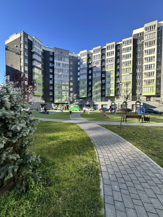 Продаю 2к з кухнею студією біля озера.