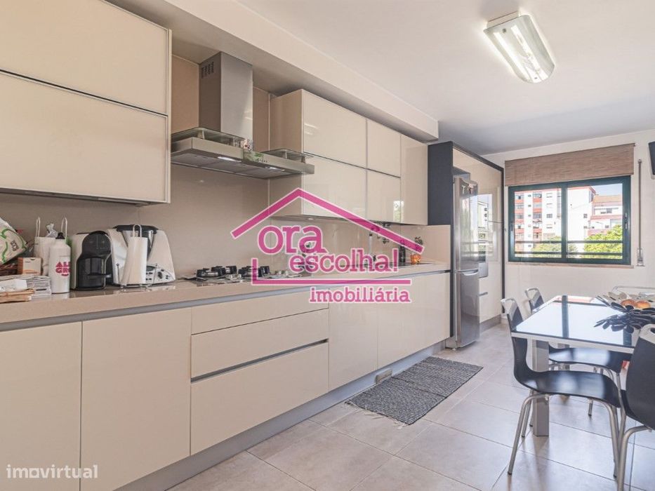 Apartamento T2 + 1 de 2011 com 104 m2 e arrecadação individual na A...