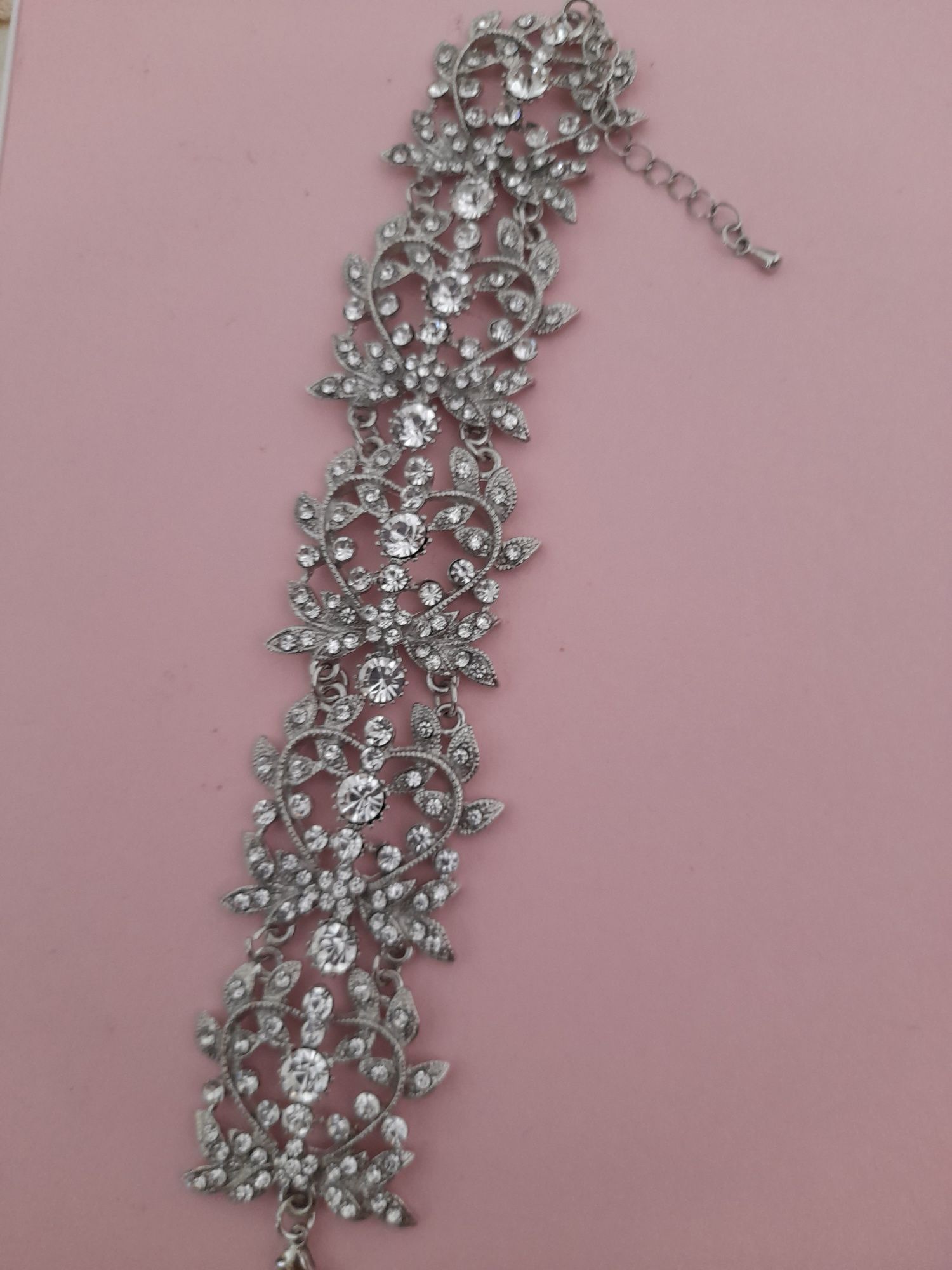 Pulseira com pedras transparentes