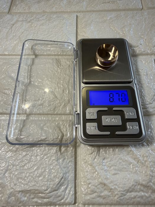 Золотое обручальное кольцо