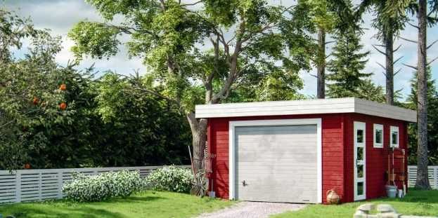 Drewniany garaż z bramą automatyczną.