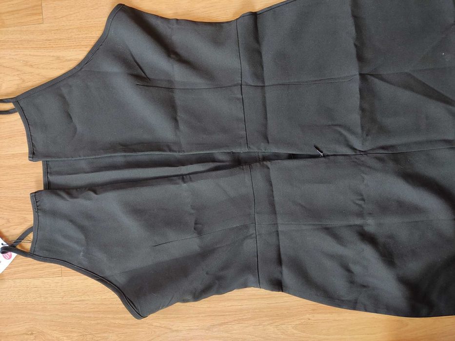 Czarna krótka sukienka na ramiączkach Sinsay