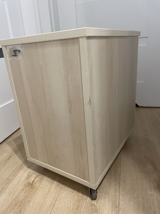 Kontenerek jasny na kolkach