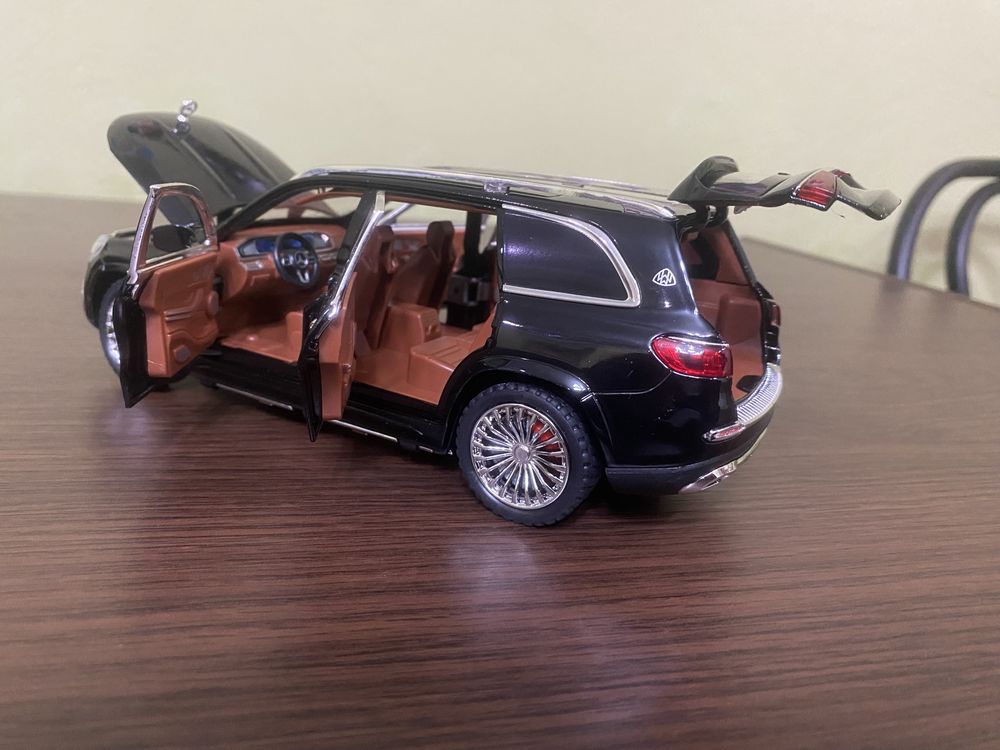 Модель авто 1:24 Mersedes Maybach GLS- 600