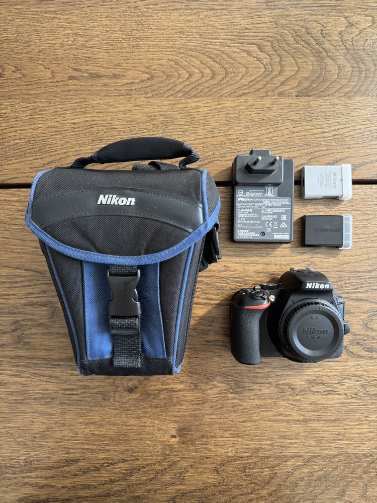 KIT Nikon D5600 + 2 Objetivas (18-140mm + 35mm) + 2 Baterias + Capa