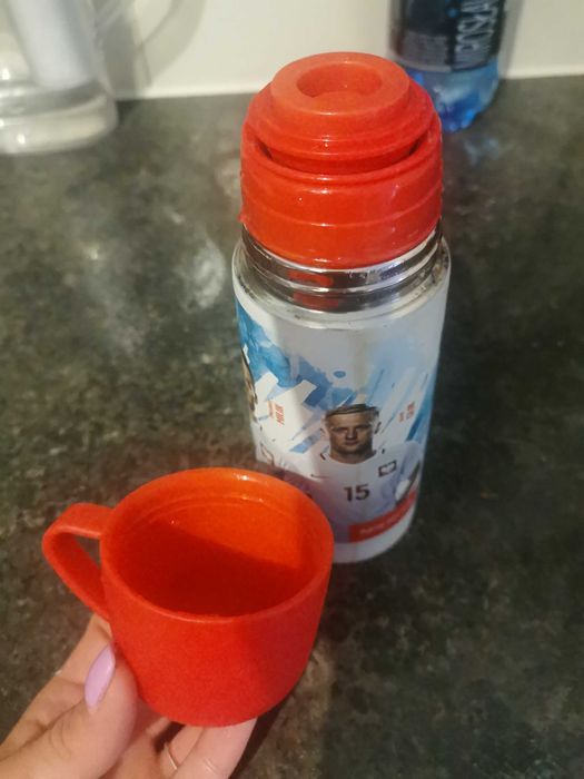 Mały termos z kubkiem motyw polska piłkarze Lewandowski