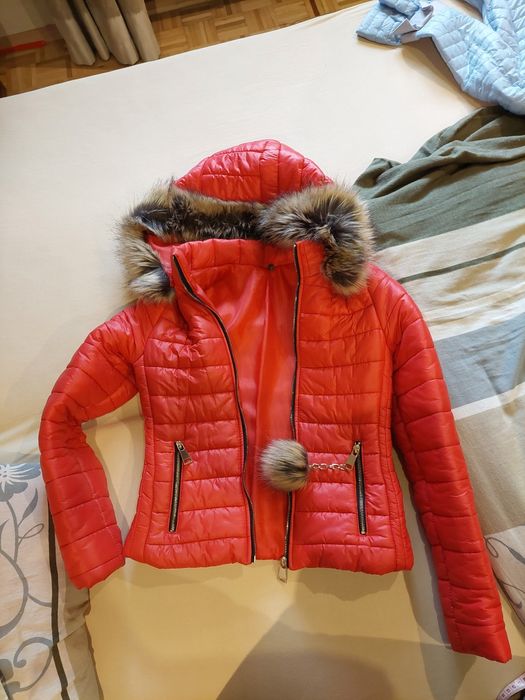 Włoska kurtka pikowana czerwona pompon kaptur s 36