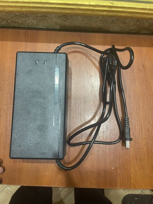 зарядне для єлектро велосипеда