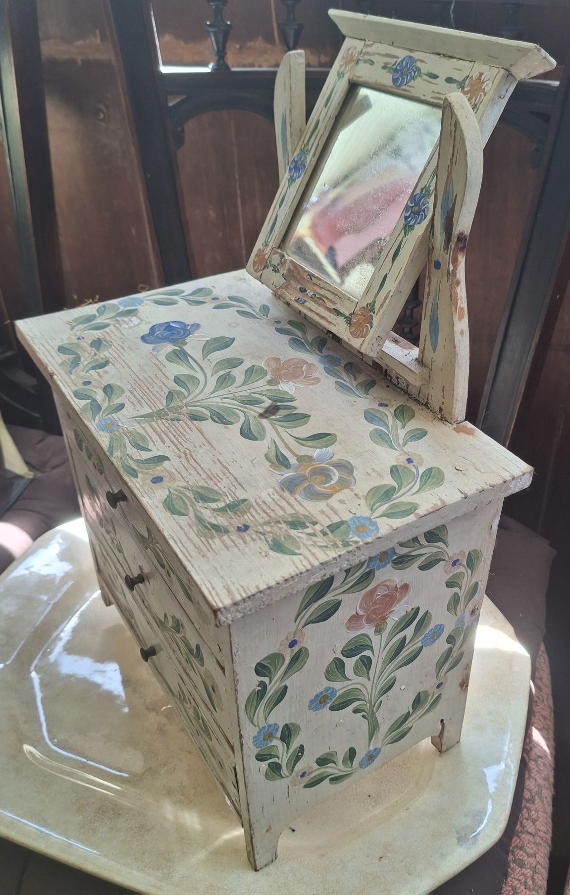 Mobilia de bonecas artesanato peças únicas meados século 20.