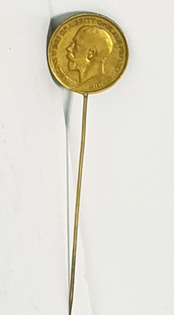 Raro antigo alfinete de chapéu com moeda ONE PENNY 1914