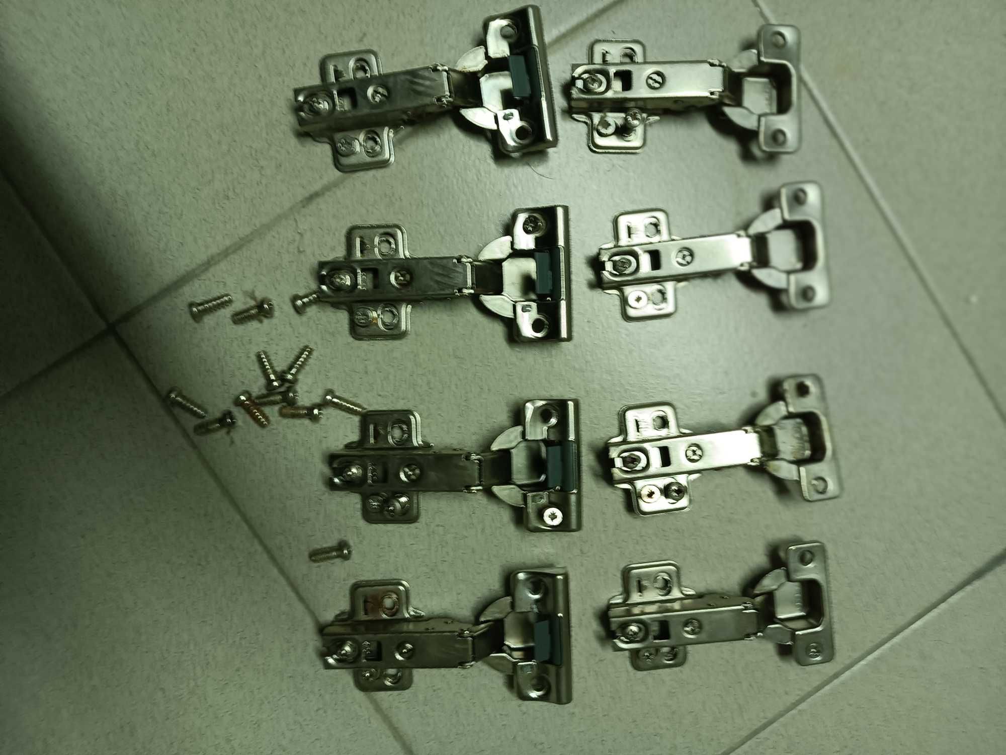 Puxadores e dobradiças para armários
