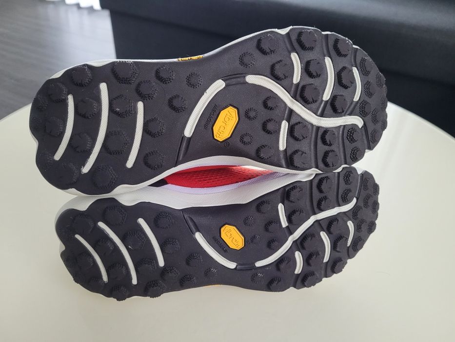 Buty Under Armour UA U Infinite Pro Trail - pomarańczowe 42.5