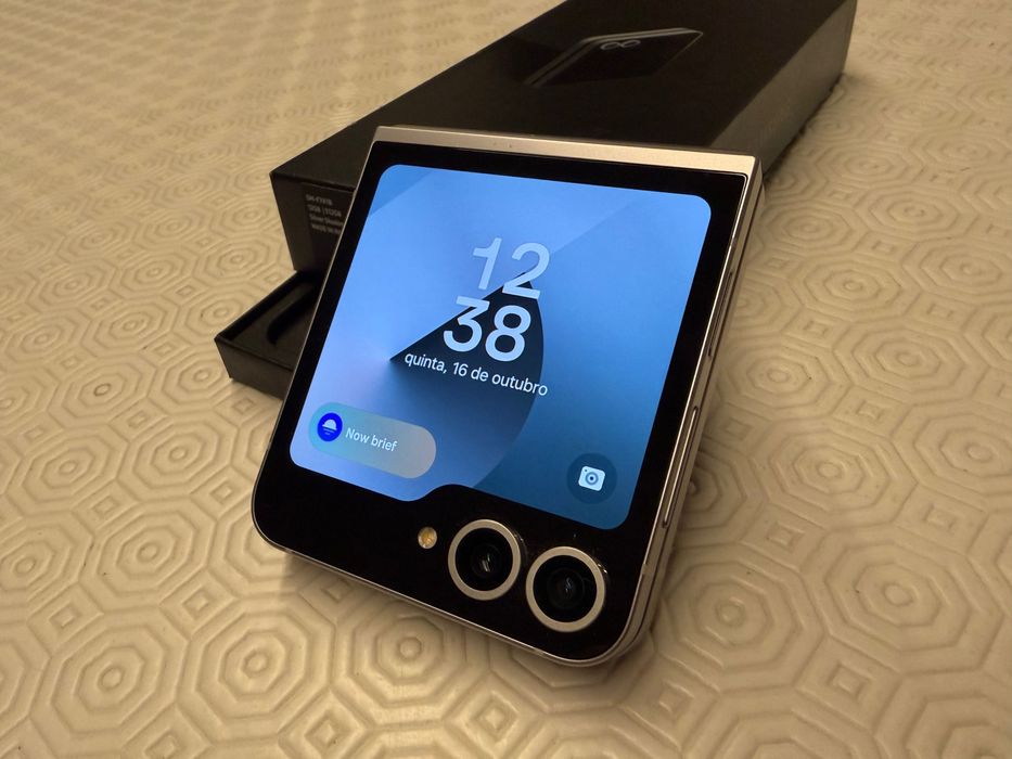 Samsung Z Flip6 cinzento 12/256GB como novo com garantia