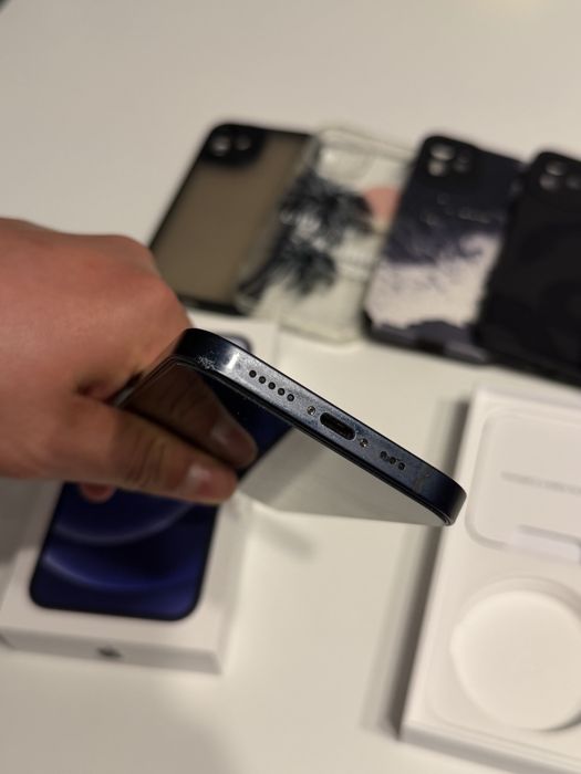 IPhone 12 64 gb + etui