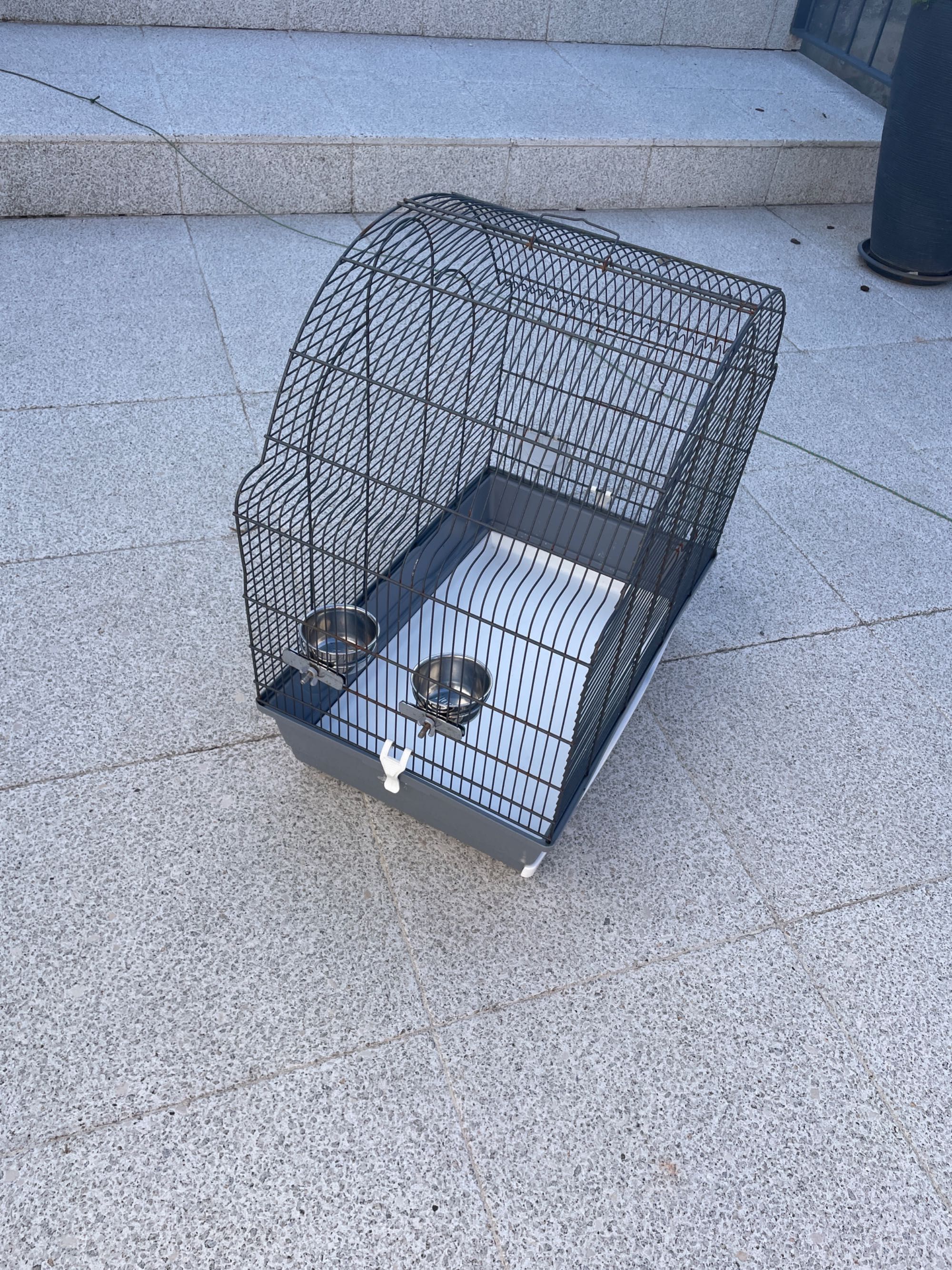 Gaiola espaçosa para aves de pequeno e médio porte