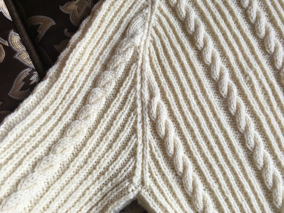 Джемпер об'ємного ручного в'язання етностиль реглан