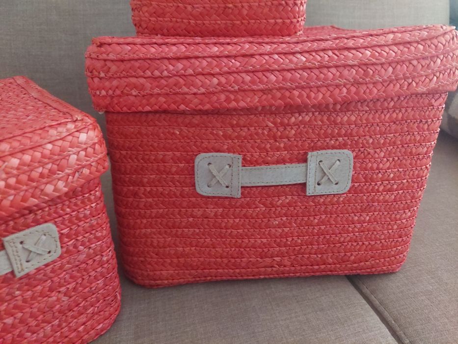 Conjunto de caixas vermelhas