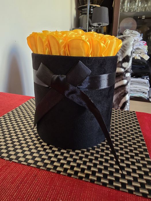 Flower box z różami ze wstążki satynowej