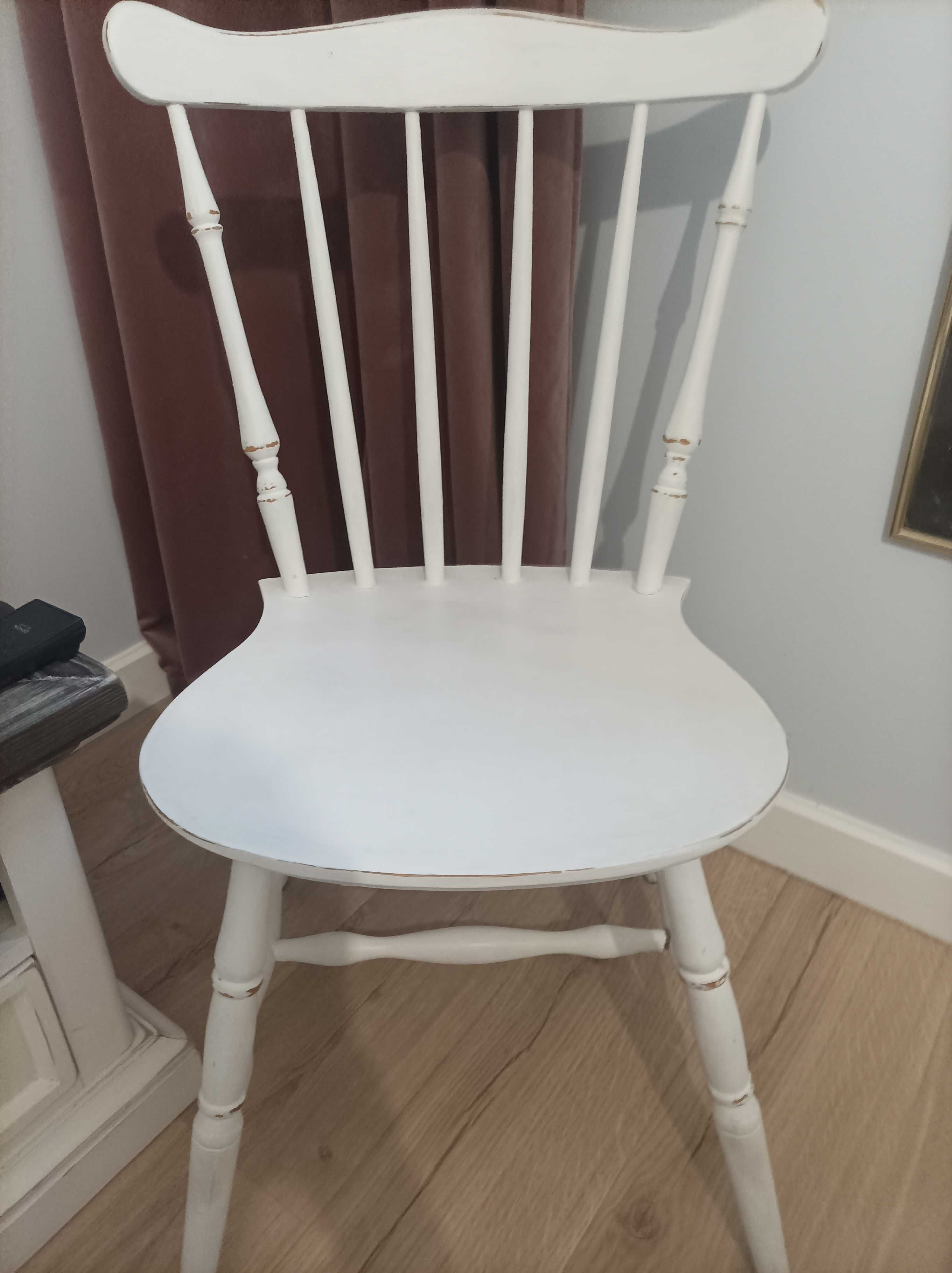 Krzesło białe przecierane odrestaurowane krzyżak