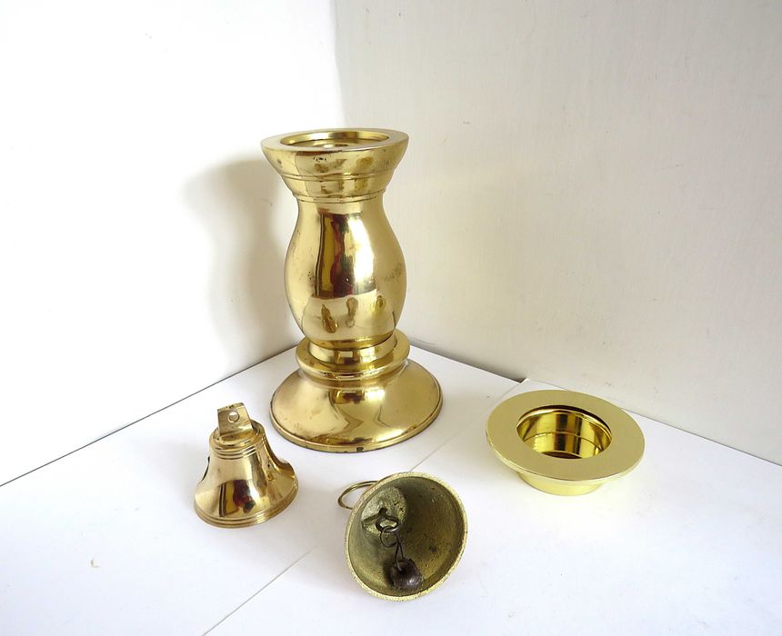 Mosiężny duży świecznik ,dwa dzwoneczki