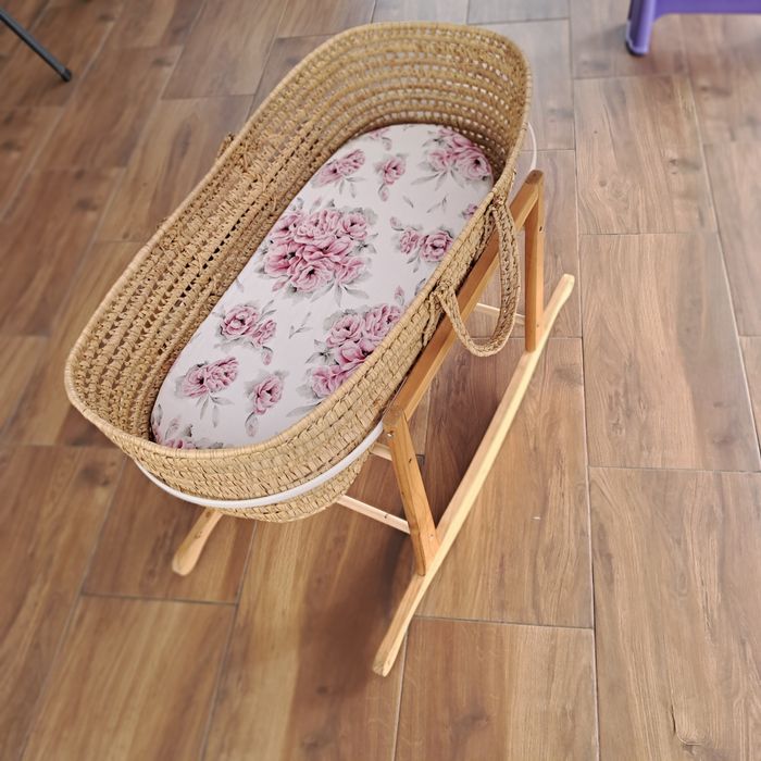 Kosz mojżesza kołyska drewniana z materacem i prześcieradłem