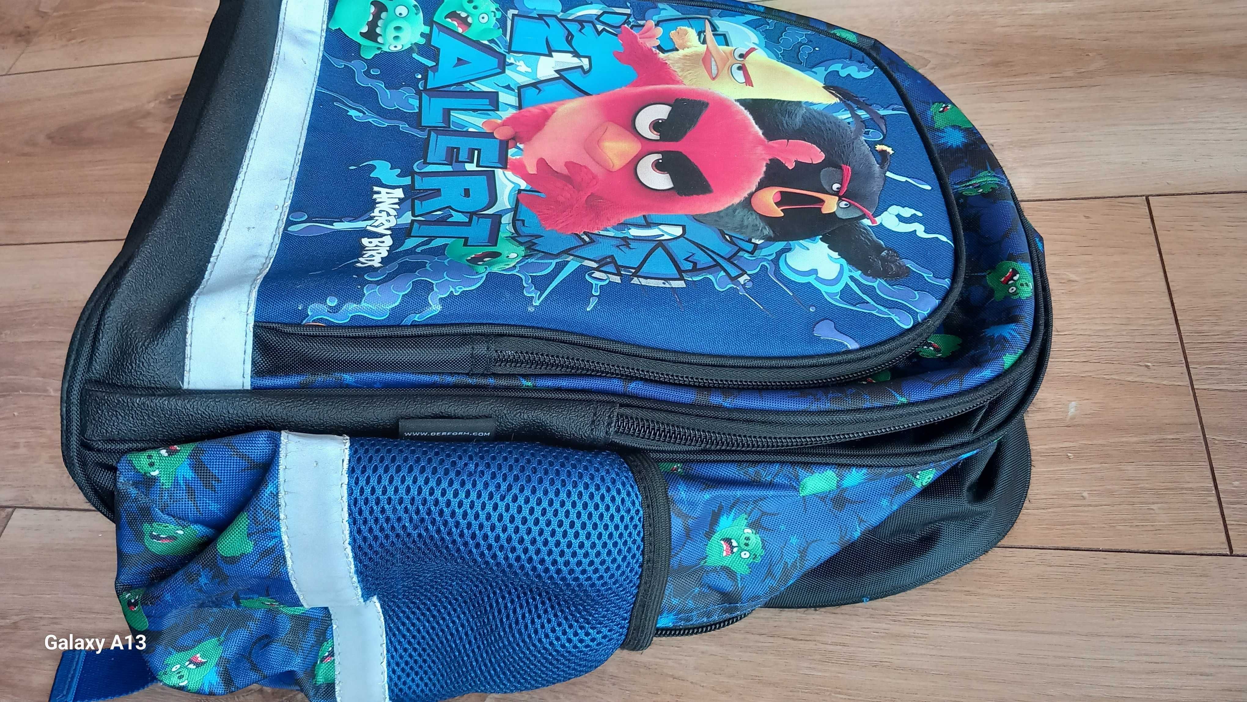 Plecak szkolny z postaciami z Angry Birds.