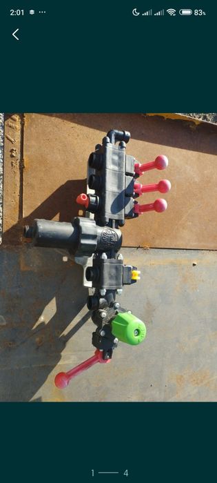 Регулятор давления опрыскивателя с компенсаторами 4-х секционный