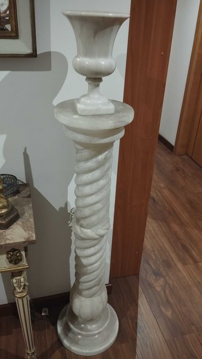 Coluna e vaso decorativo ,em mármore, iluminado