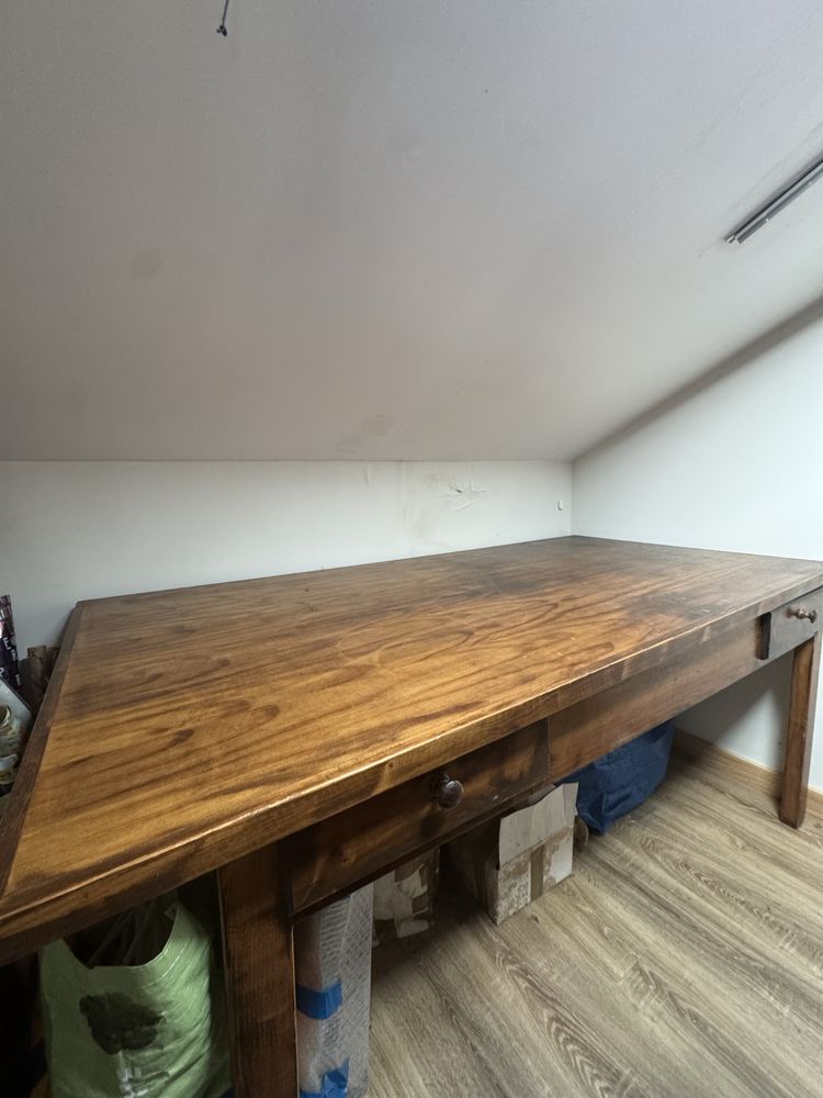 Mesa de madeira antiga