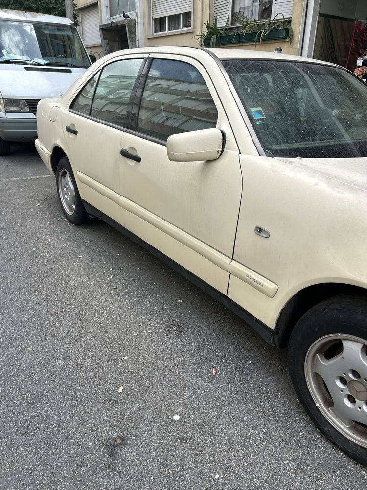 Mercedes E200 D 1998. Reservado