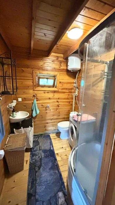 Drewniany domek na skraju lasu koło Kazimierz Dolny Janowiec nad Wisłą