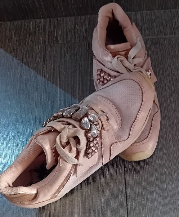 Vendo sapatilhas como novas.37.38.