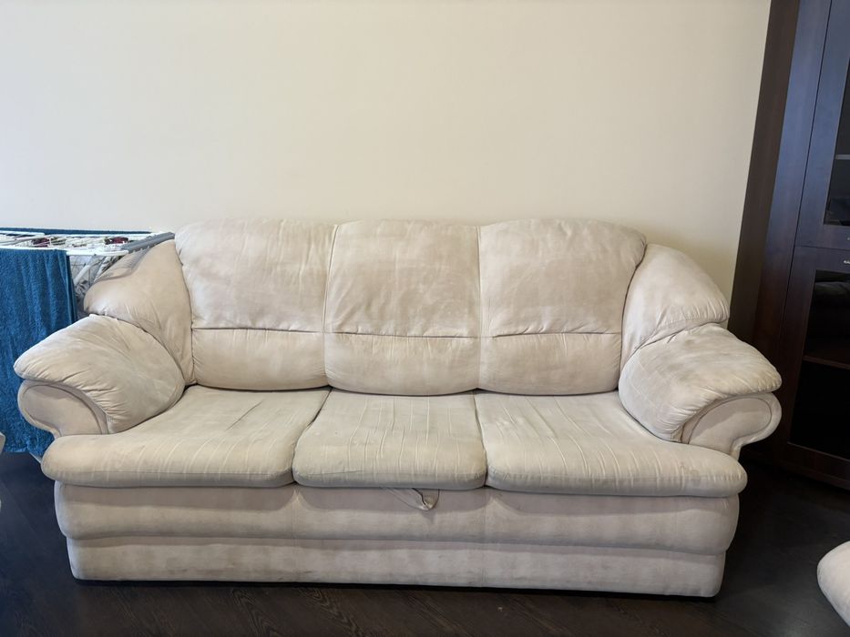 Диван и два кресла.