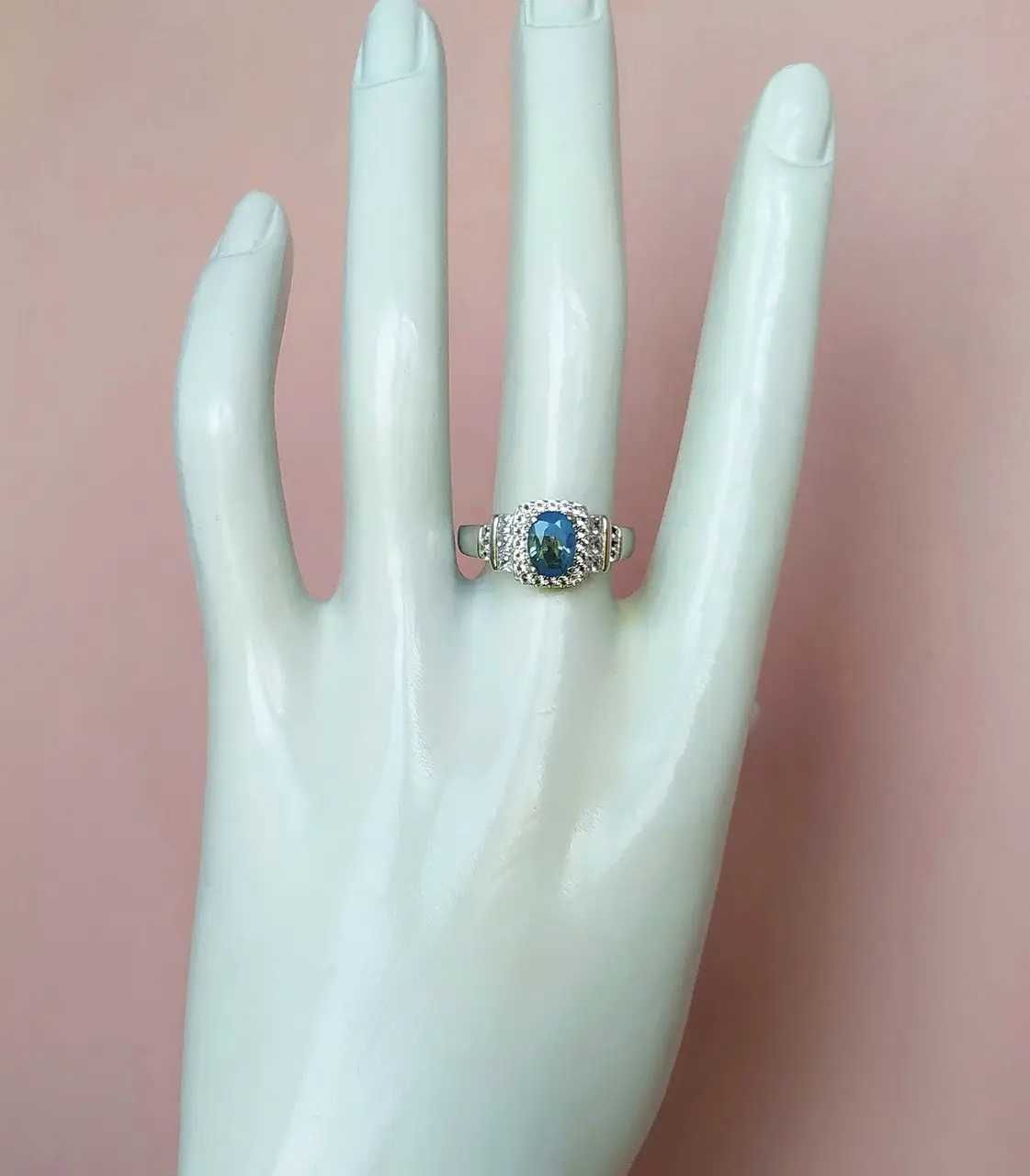 Кольцо с ультраредким мадагаскарским сапфиром 1.35ct и топазами