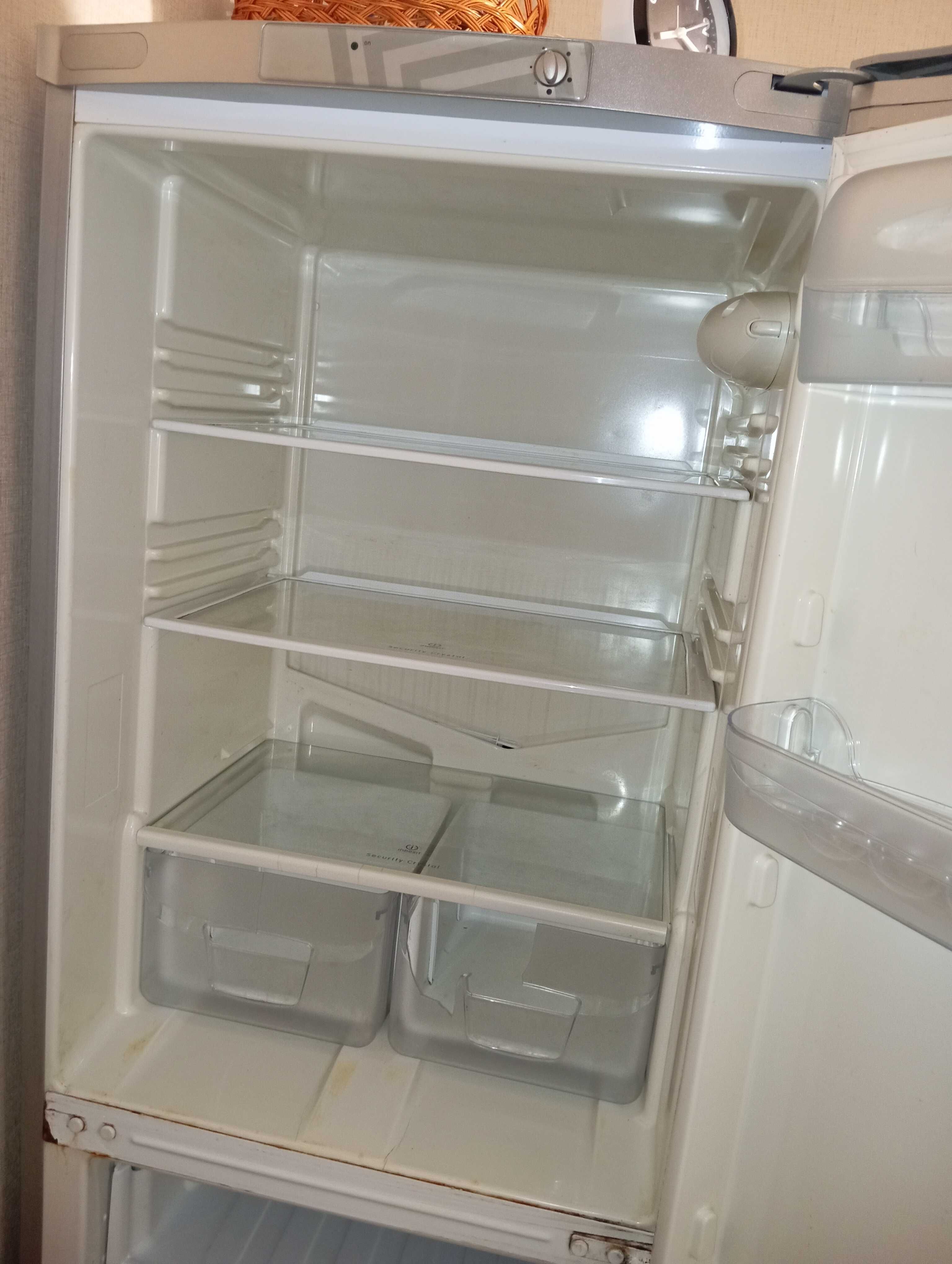 Холодильник Indesit
