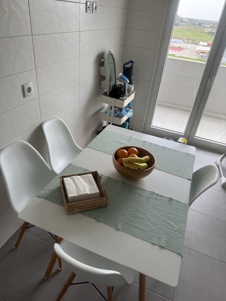 Mesa + 4 cadeiras de cozinha