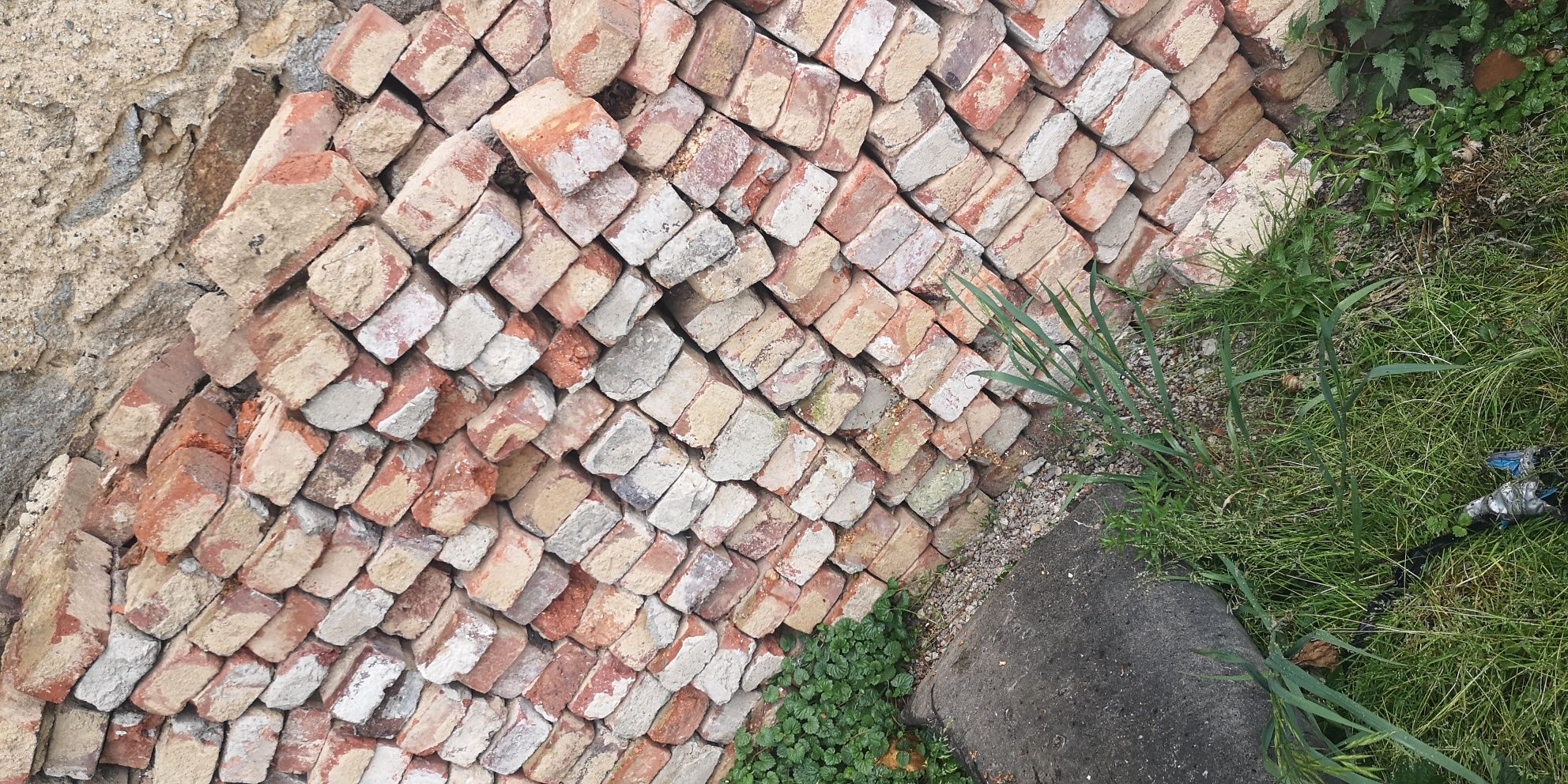 Cegłówki po rozbiórce stodoły
