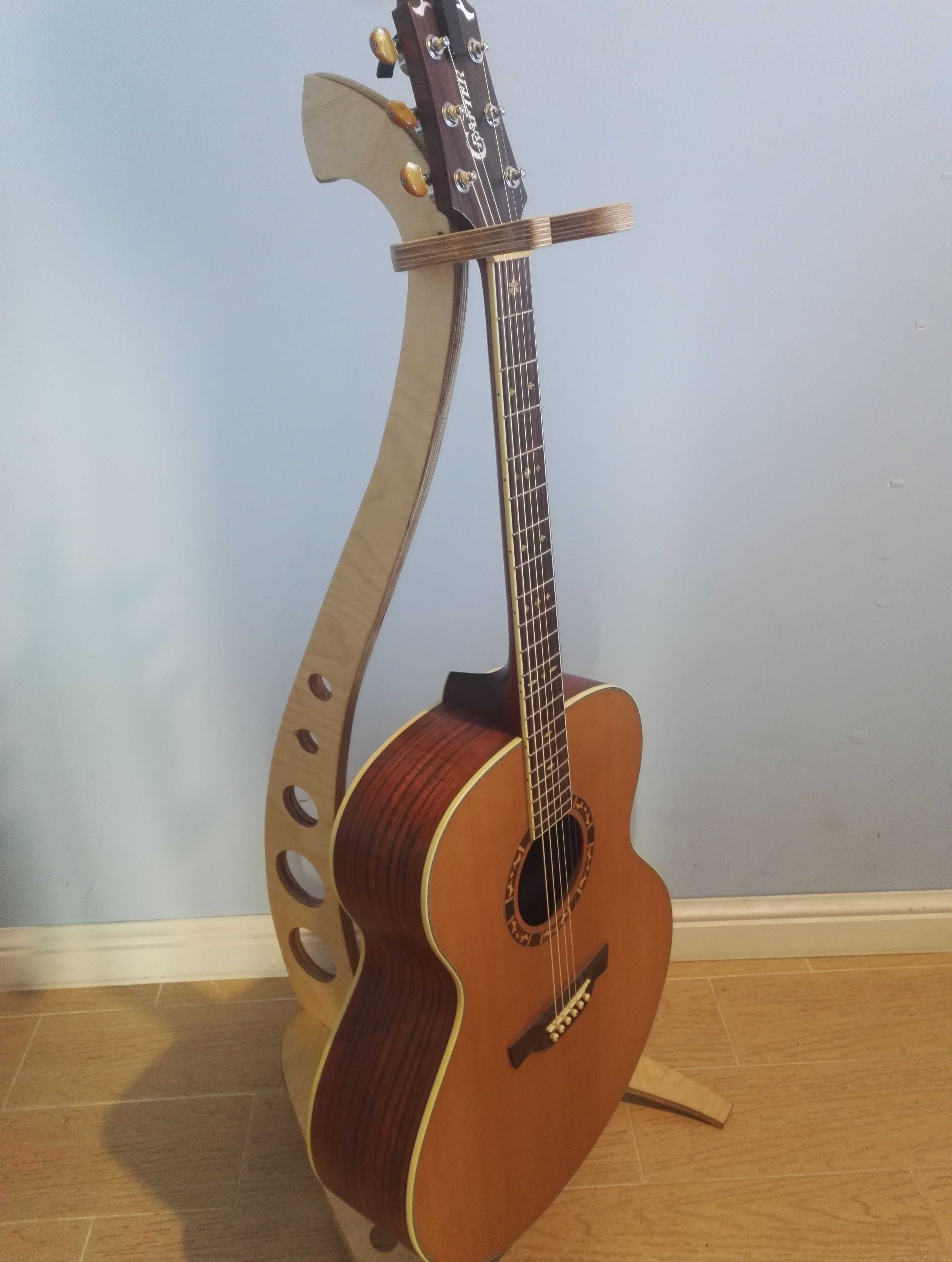 Drewniany stojak na gitarę