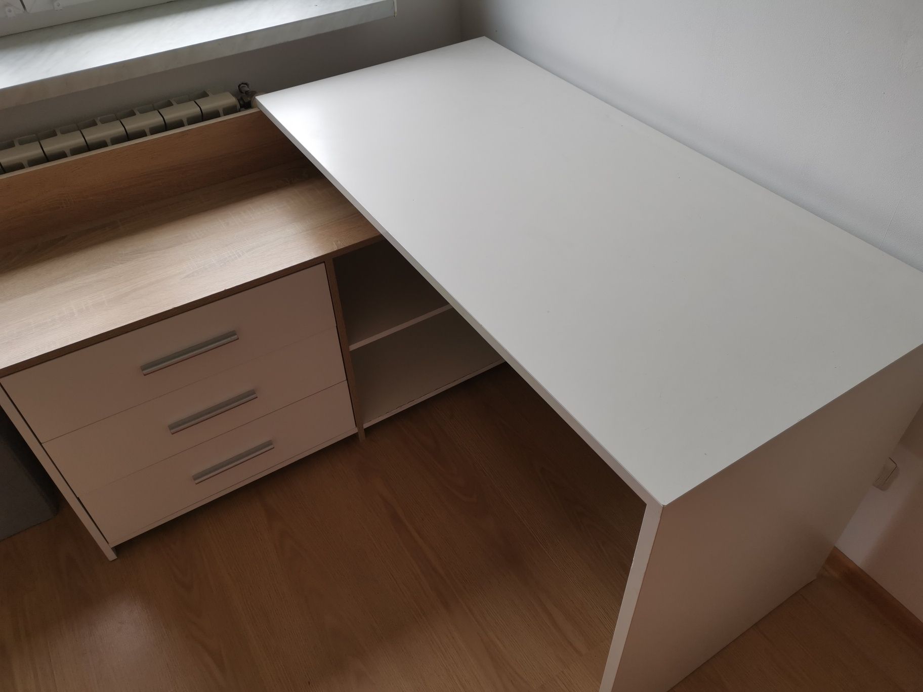 Duże biurko w kształcie L białe z dodatkami drewna